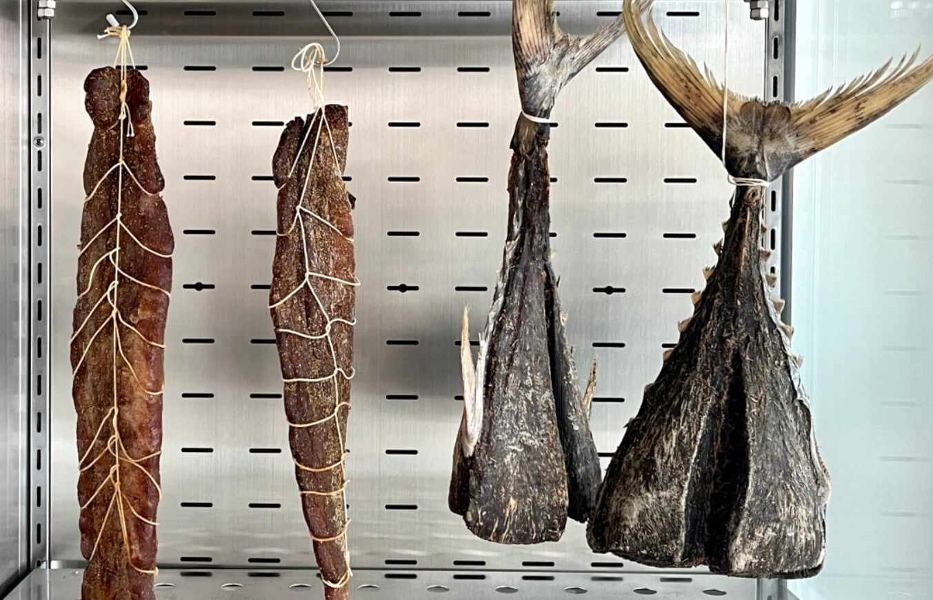 동네한바퀴 목포 민어 샤퀴테리 말리는 모습