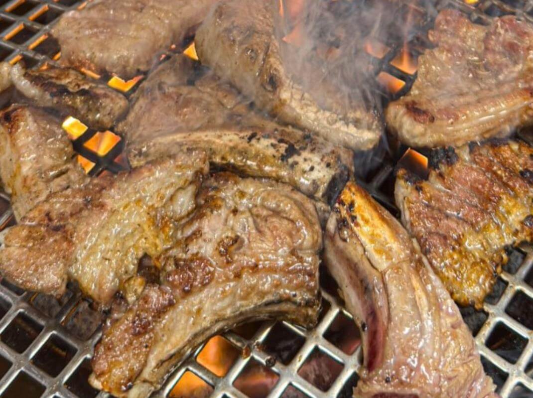 석쇠위에서 잘 굽고 있는 생방송투데이 맛의 승부사 수제숯불갈비