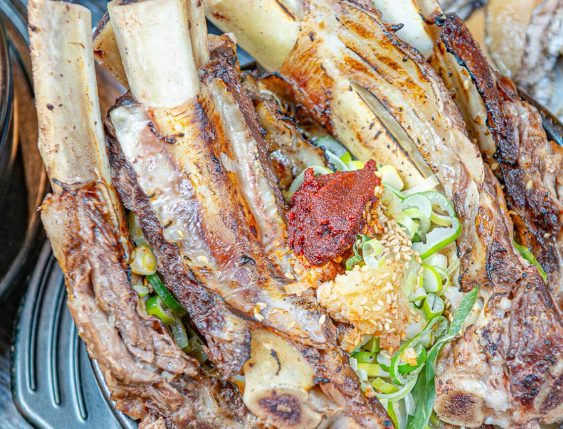 살이 알차게 붙은 생방송투데이 방풍나물뚝배기갈비탕