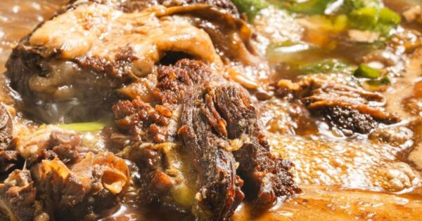 솥뚜껑에서 팔팔 끓고 있는 생생정보 택시맛객 솥뚜껑 소갈비닭볶음탕