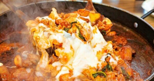 치즈를 올린 매일아침 철판닭갈비