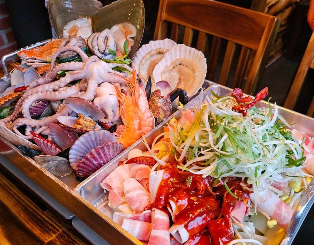 푸짐하게 해산물과 대패삼겹살이 올라간 매일아침 해물반반전골