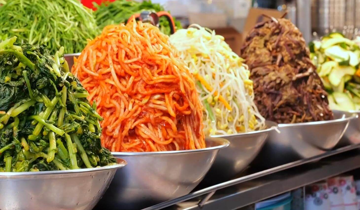 오늘N 산더미비빔밥집에 있는 비빔밥재료들