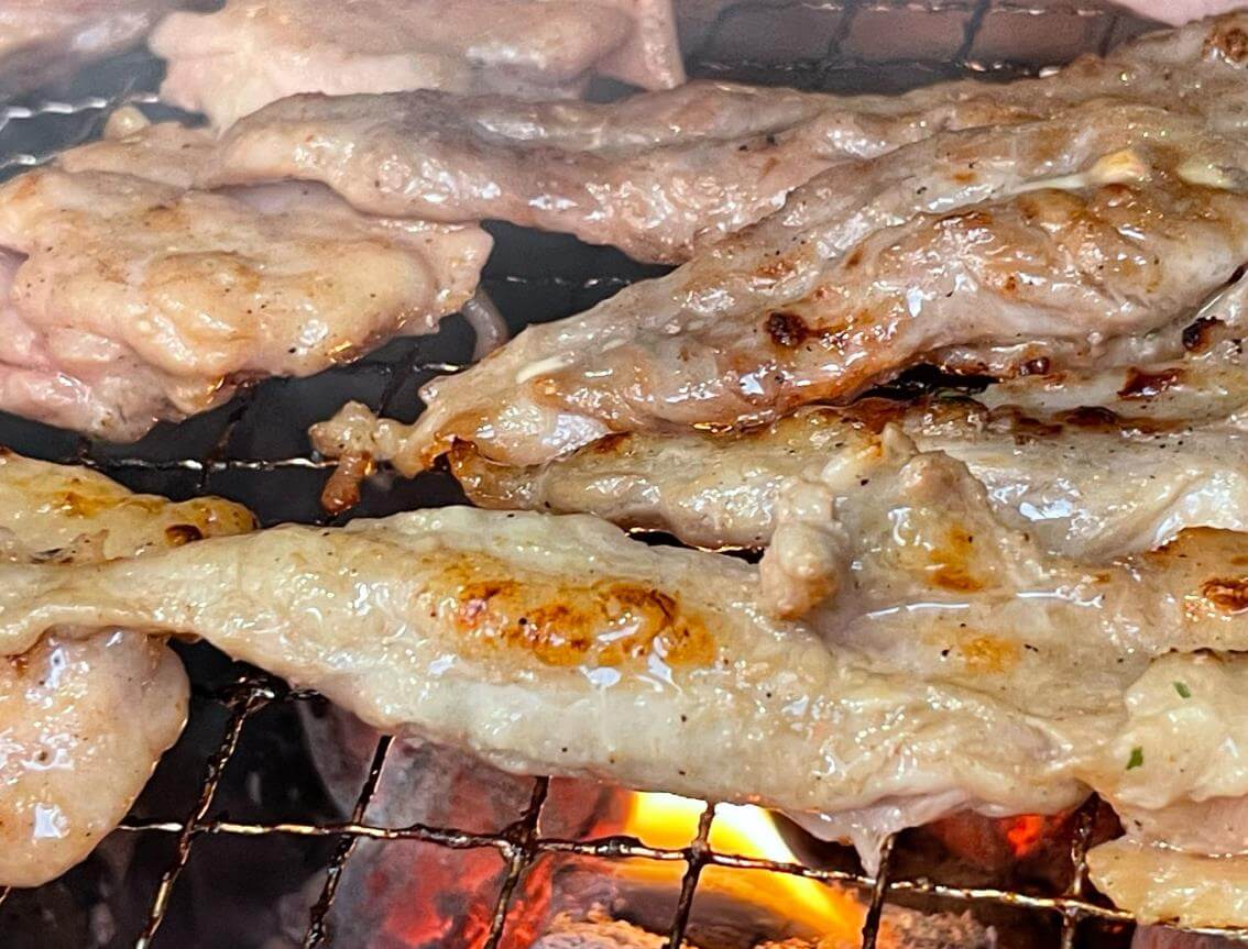 숯불에 구워지고 있는 오늘N 숯불닭갈비