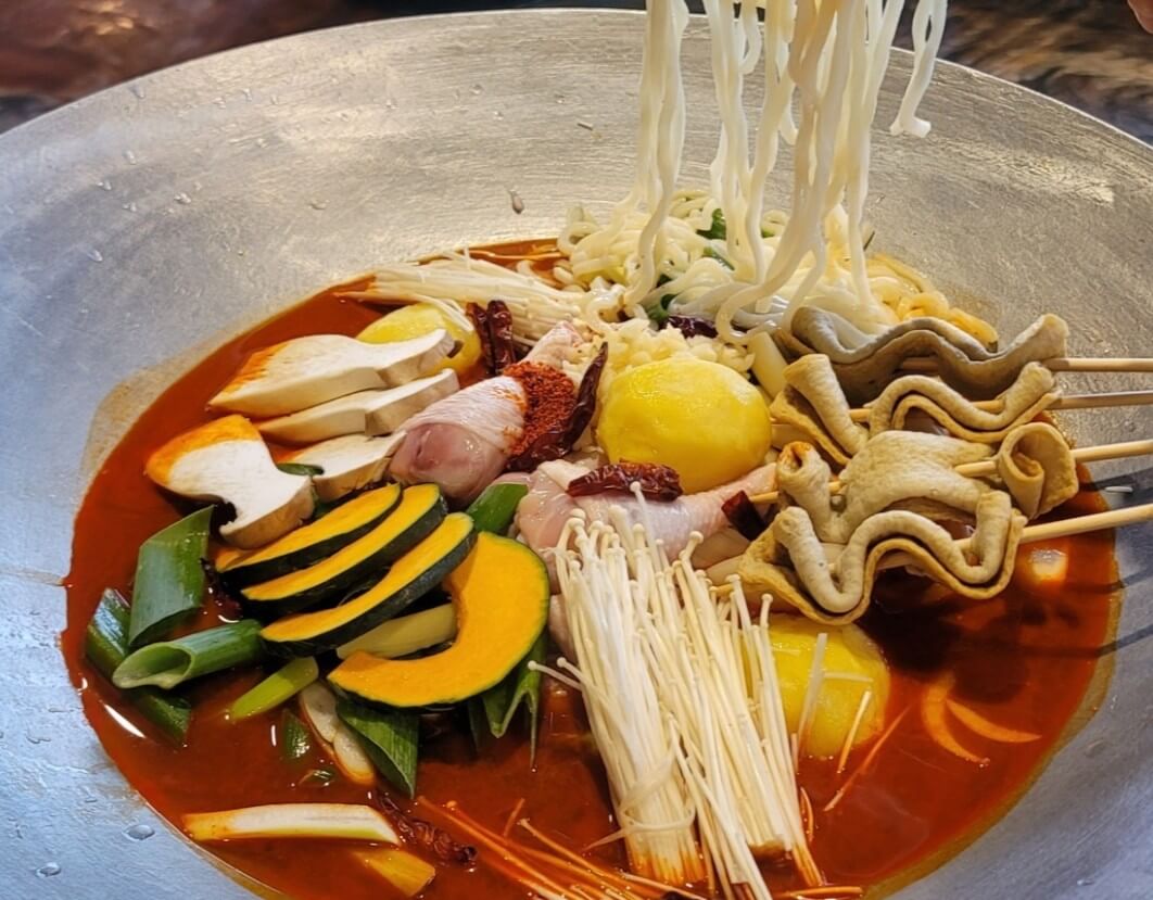 생방송투데이 오픈런 솥뚜껑물닭갈비 칼국수 사리